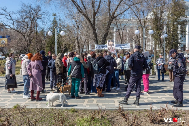 Митинг проходил под бдительным контролем полиции | Источник: Константин Завриков / V1.RU