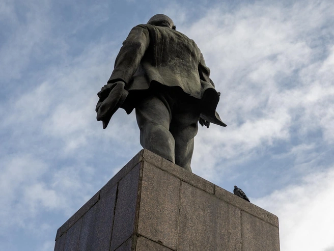 Особенно его любят птицы. А жители дома с аркой всегда видят его с изнанки  | Источник: Александр Куренной / 76.RU