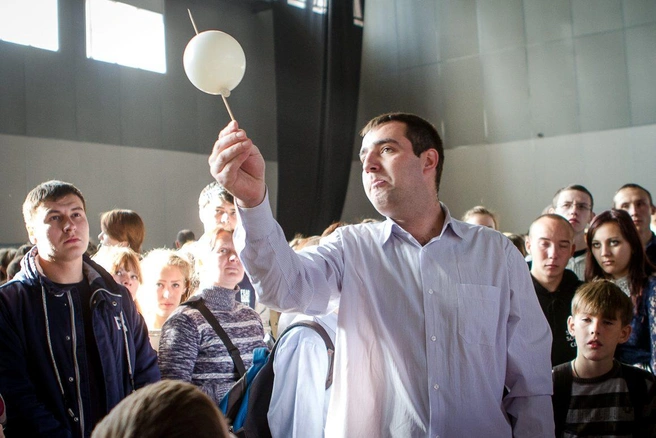 Фокусы из курса занимательной физики в программе «Шаробум» | Источник: Анна Хвостова