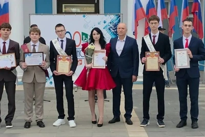 Лучшим выпускникам Людиново вручил гранты Андрей Петров