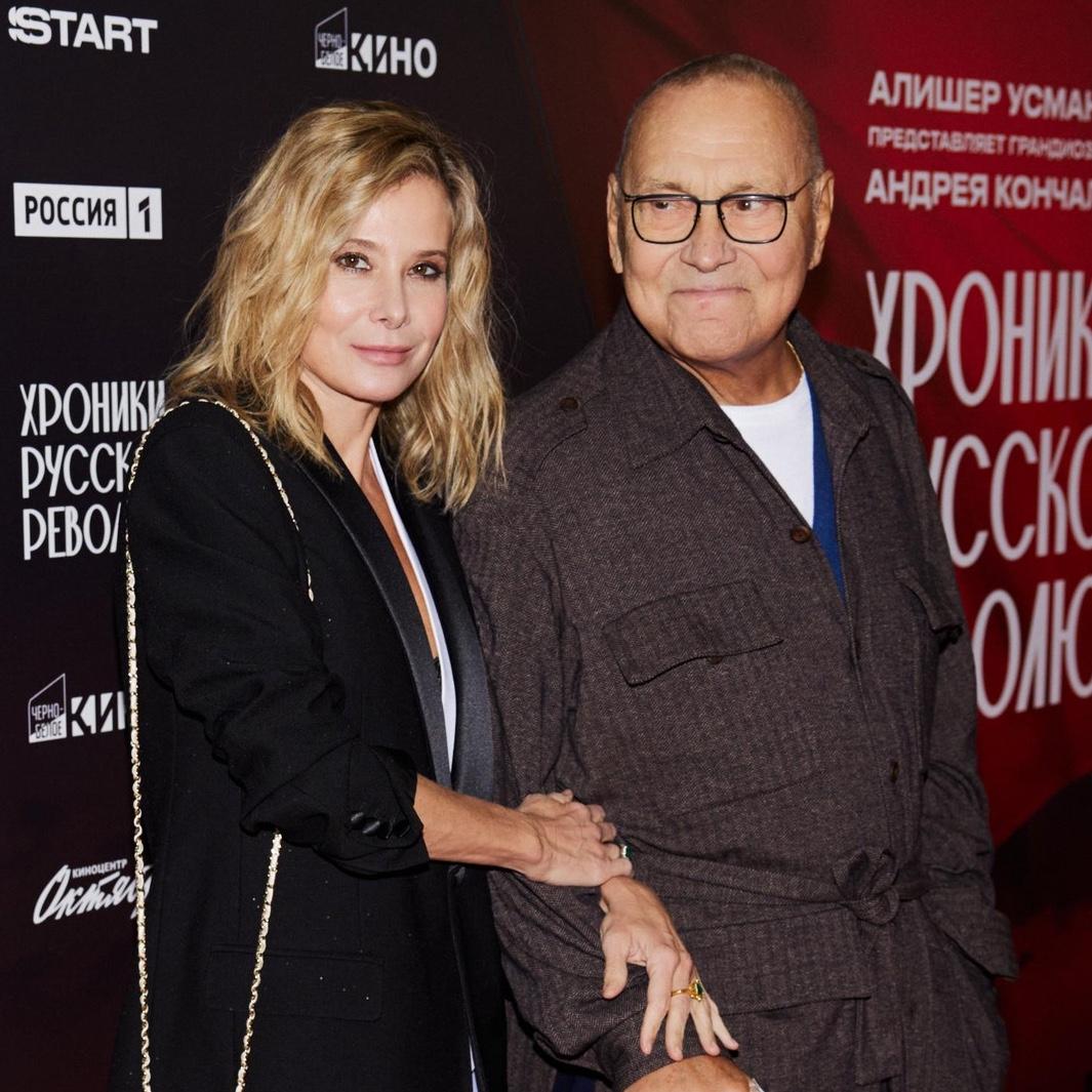 Нежные Кончаловский и Высоцкая, редкий выход Ефремова, веселый Михалков: премьера «Хроники русской революции»