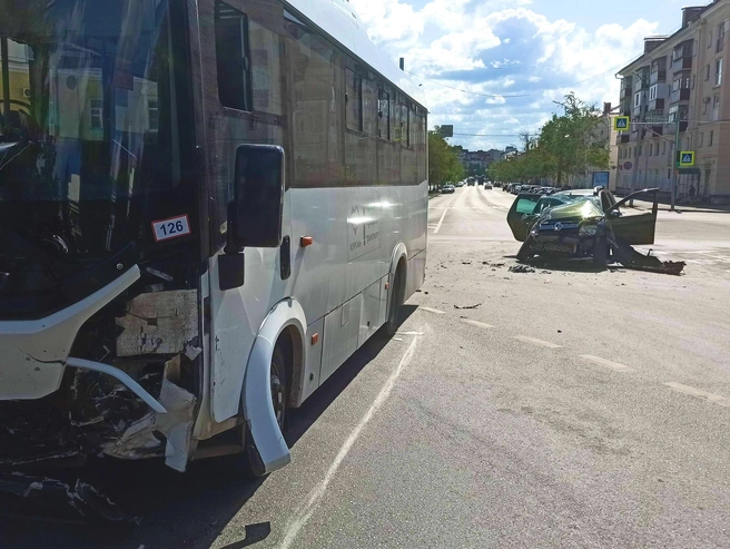 Пострадали также пассажиры в автобусе | Источник: Управление Госавтоинспекции УМВД России по Курганской области