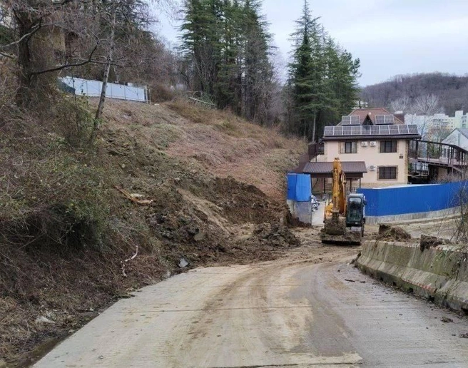 Грунт сошел на дорогу в Сочи | Источник: МЦУ Сочи