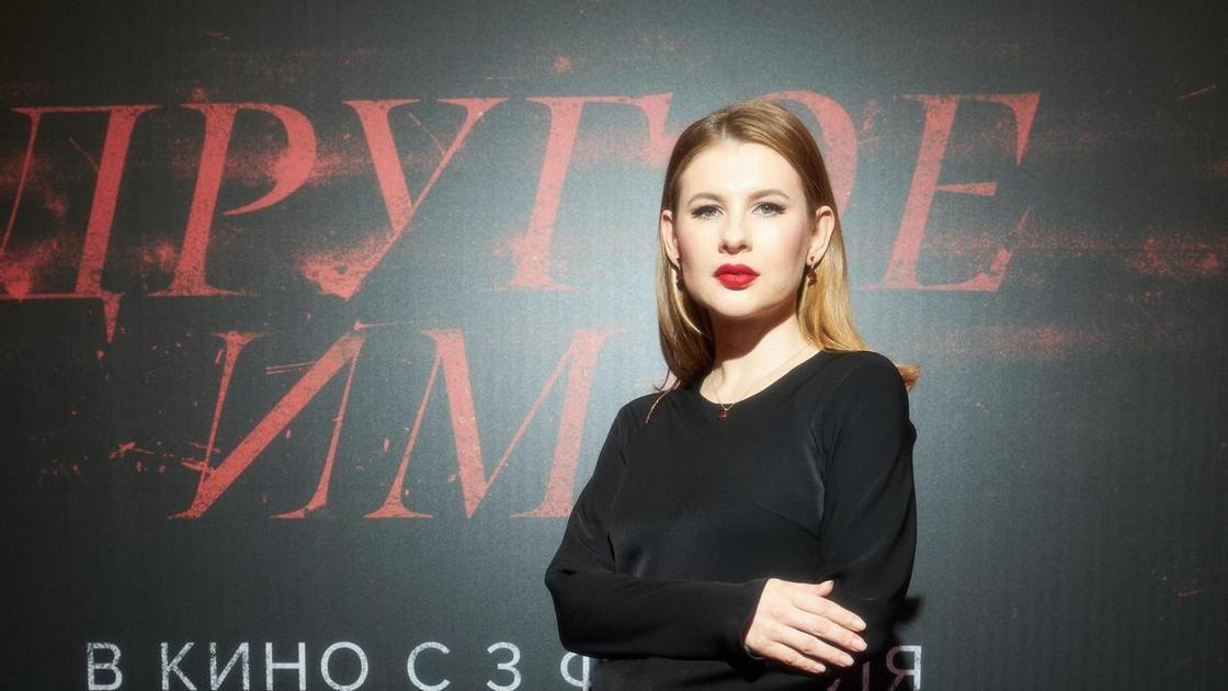 Горячая Анна Цуканова Примеряет Одежду – Параллельные Прямые Пересекаются В Бесконечности 2026