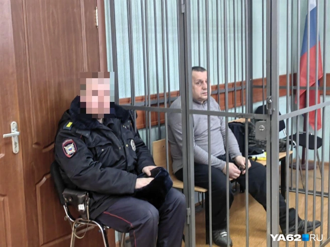 Юрия Исаева привели в зал суда под конвоем | Источник: Кристина Мельникова / YA62.RU