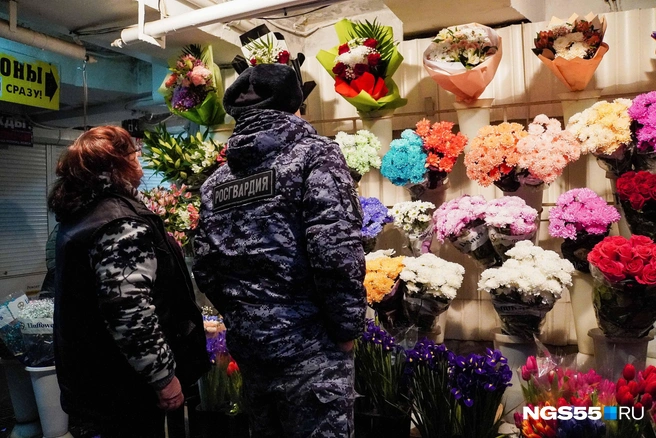 Даже самые суровые мужчины в этот день не могут пройти мимо цветов | Источник: Евгений Софийчук / NGS55.RU