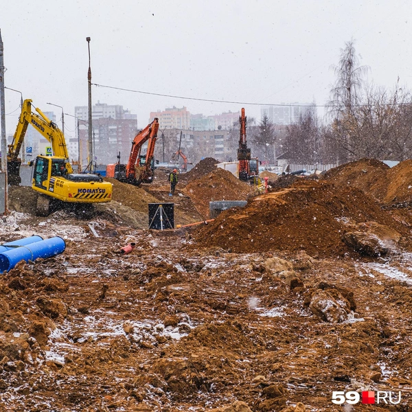 Ещё недавно здесь были жилые деревянные бараки, а уже сейчас идут работы для расширения улицы Пушкина | Источник: Тимофей Калмаков / 59.RU