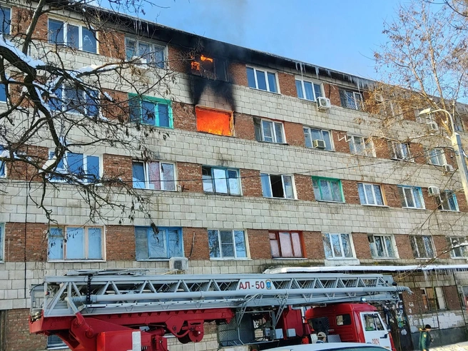 Пожар произошёл в жилом доме на улице Дегтярева утром 22 февраля. | Источник: читатели V1.RU