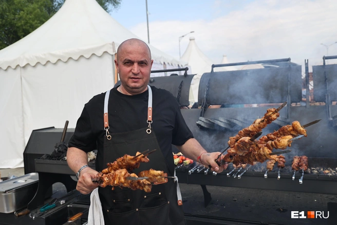 Шеф-повара проводят на фестивале мастер-классы по приготовлению мяса | Источник: Елена Ельцова / E1.RU 