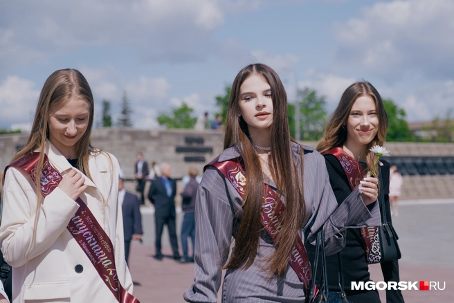 Выпускницы в основном выбрали для праздника строгие образы | Источник: Даниил Пономаренко / MGORSK.RU