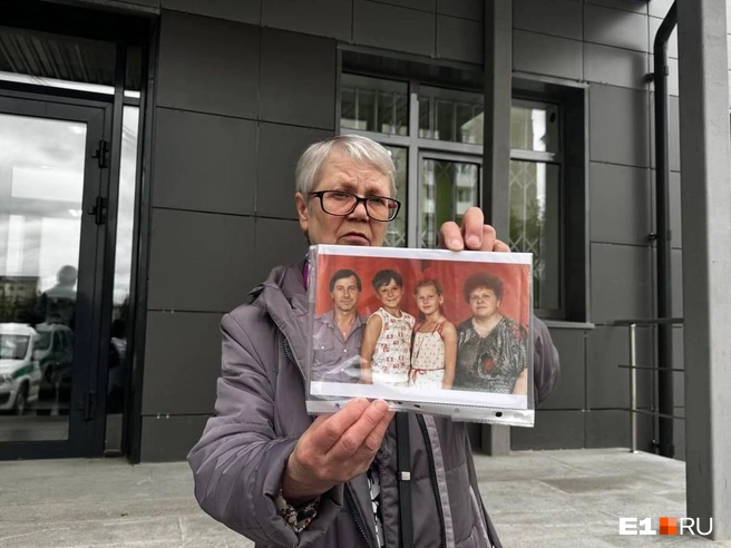 Родственница убитых принесла в суд их фотографию, чтобы показать Виктору | Источник: Дарья Манохина / E1.RU