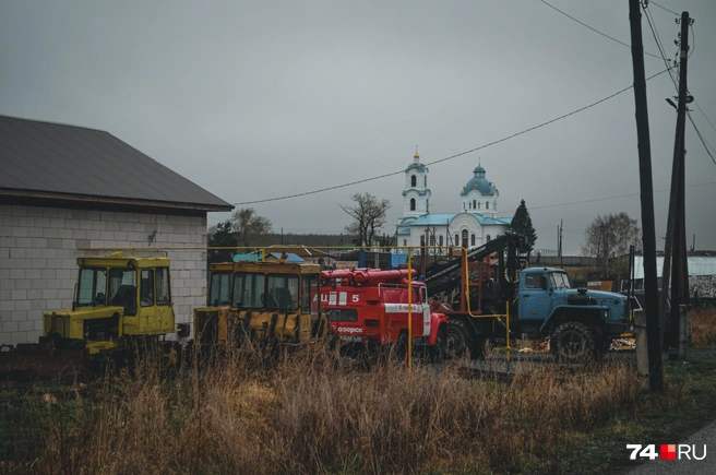 Смотрите, какой автопарк. Техника, прямо скажем, похожа на музейную | Источник: Виталий Гущинский