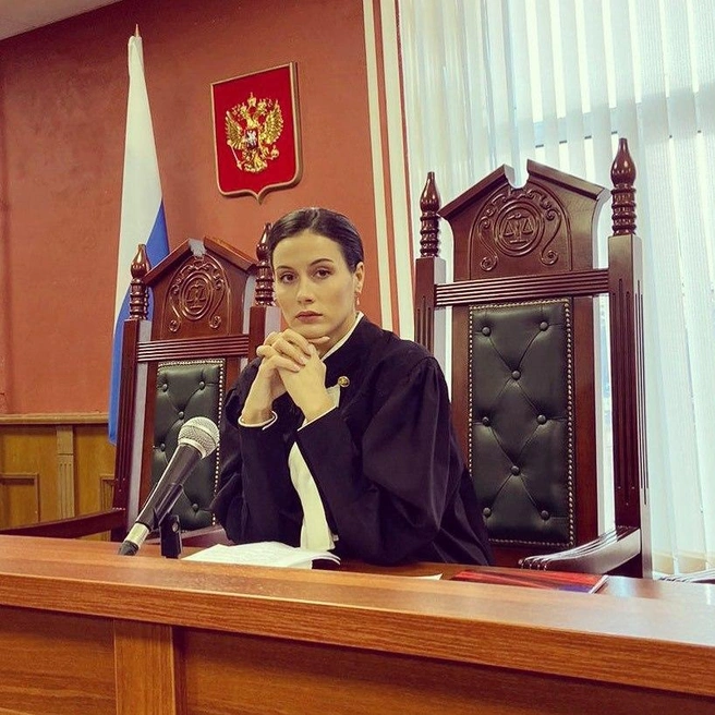 Елена могла бы всю жизнь оставаться в образе судьи, но она выбрала лишь иногда его играть | Источник: vozhele / Instagram.com (экстремистская организация, деятельность запрещена на территории РФ)