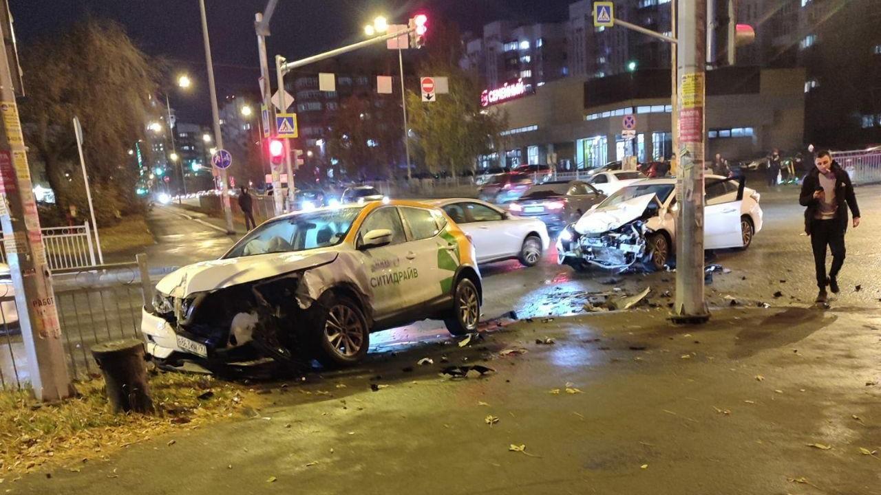 В Екатеринбурге водитель каршеринга столкнулся с другим авто. Под раздачу попал прохожий-курьер