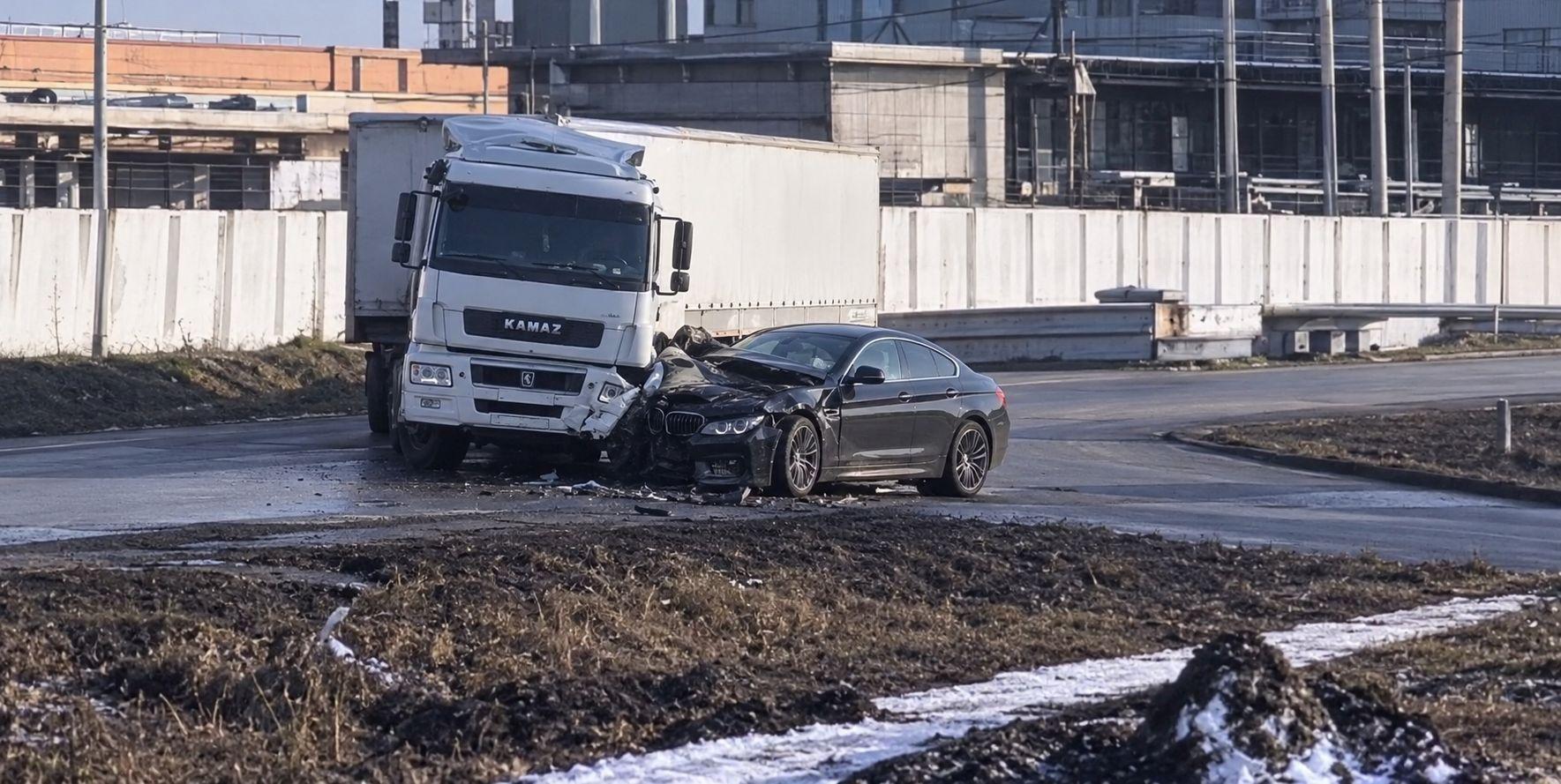 «И тут в кабину прилетает BMW». Разбираем спорное ДТП, в котором обвинили водителя грузовика (видео)