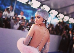 Подробности о «голом» платье Рианны для CFDA