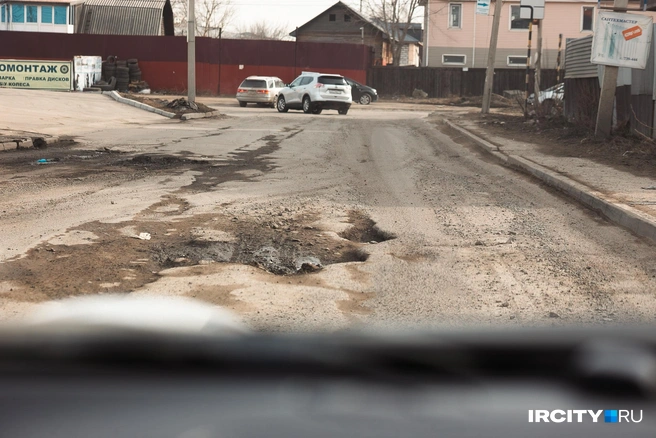 Под водой автомобилистов может ждать вот такой «сюрприз». Когда мы проезжали этот участок, Зоя говорила своей же машине: «Я верю в тебя, булочка, ты справишься» | Источник: Даниил Конин / «ИрСити»