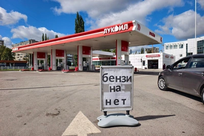 «Позор, сами бензин делаем — сами стоим в очереди»: реакция читателей на кризис