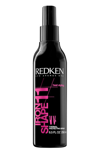 Многофункциональный термозащитный спрей для фиксации укладок Iron Shape 11, Redken. Легкая невесомая формула одновременно защищает и восстанавливает волосы, делает их более блестящими.