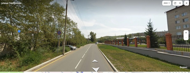 Дорожный знак напротив больницы | Источник: yandex.ru/maps