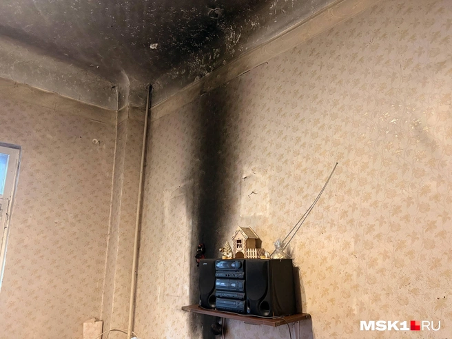 Следы пожара в комнате сына Лидии Васильевны  | Источник: Валерия Животовская / MSK1.RU