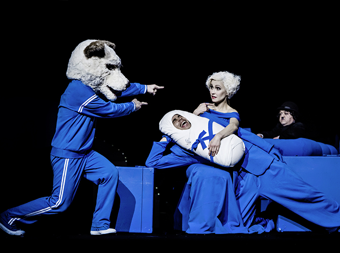 Сцена из спектакля "Цирк" (Театр Наций)