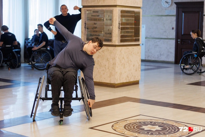 «Мы разучиваем связки движений, которые у нас называются „вариации“. И потом их показываем, и, соответственно, нам дают обратную связь относительно того, как мы это делаем», — рассказывает о занятиях Максим | Источник: Ирина Шарова / 72.RU