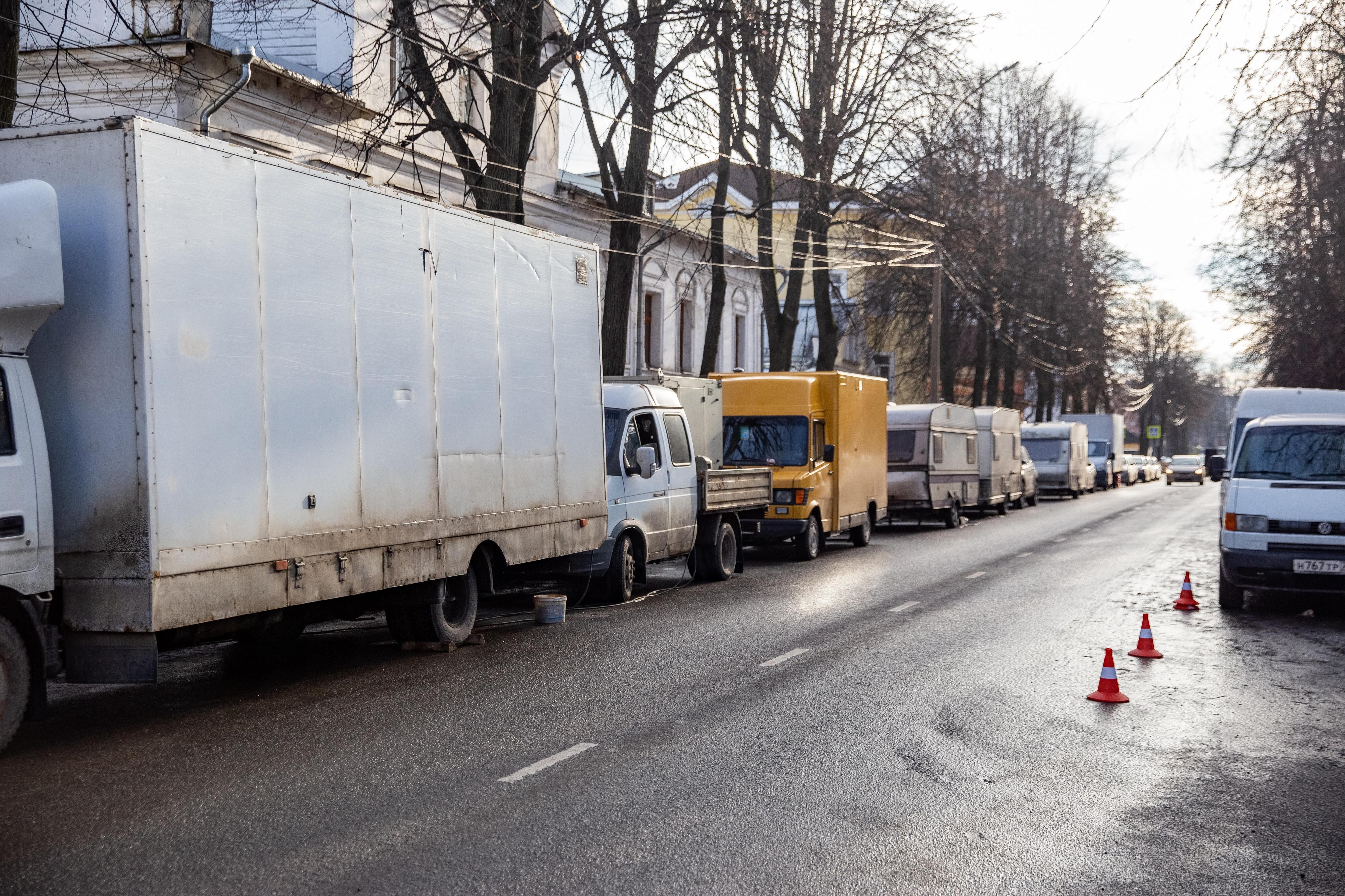 «Всю парковку заняли»: в Ярославль приехали киношные вагончики. Что снимают в центре