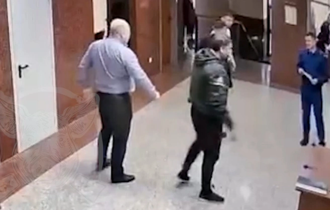 После словесной перепалки младший сын предпринимателя с кулаками набросился на чиновника Семена Голика | Источник: Погоны и галстуки / t.me