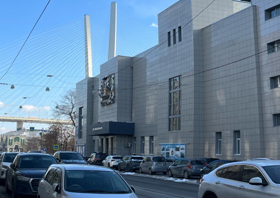 А вот драмтеатр Тихоокеанского флота сто лет назад был клубом водников | Источник: Елена Буйвол / VLADIVOSTOK1.RU