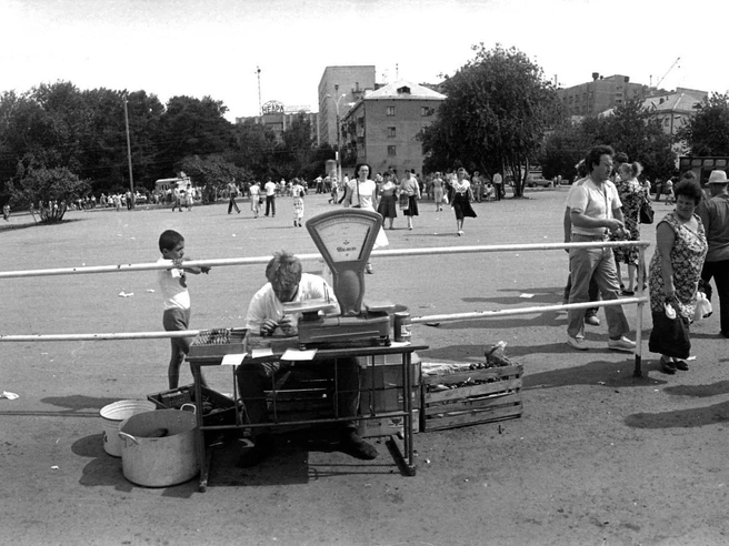 Площадь у ЦУМа в Тюмени в 1990-е годы | Источник: Тюмень до нашей эры / Vk.com