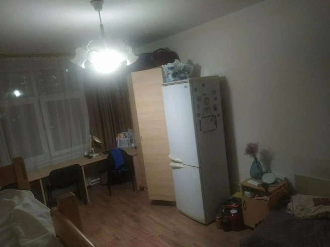 Студенты поставили новый холодильник прямо в комнате | Источник: Павел А. / «Яндекс Карты»