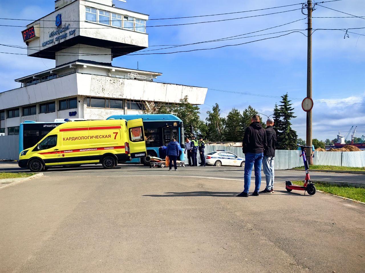 На МРВ к автобусу вызвали скорую: что говорит перевозчик