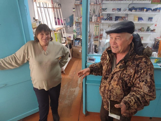 Почтовый работник Ирина Лиханова, которая занималась ремонтом крыльца почты за свой счет, и Алексей Кыштымов | Источник: Илья Калинин / NGS.RU