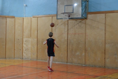 Школьник терроризирует баскетбольную команду на Урале