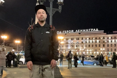 Музыканта из Кургана задержали в СПб, спутав с журналистом