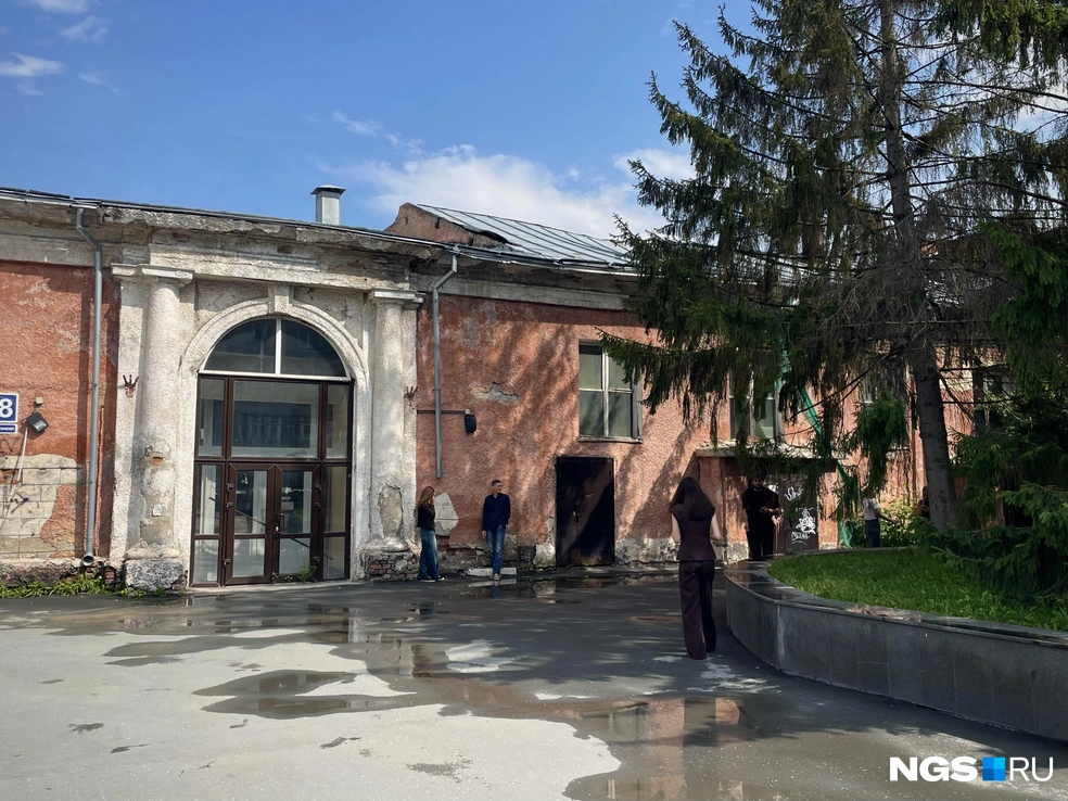 Бывший клуб имени Дзержинского жестоко изуродован дешевым пластиком — к сожалению, это следствие эпохи ПВХ, в которую мы живем | Источник: Алёна Золотухина / NGS.RU