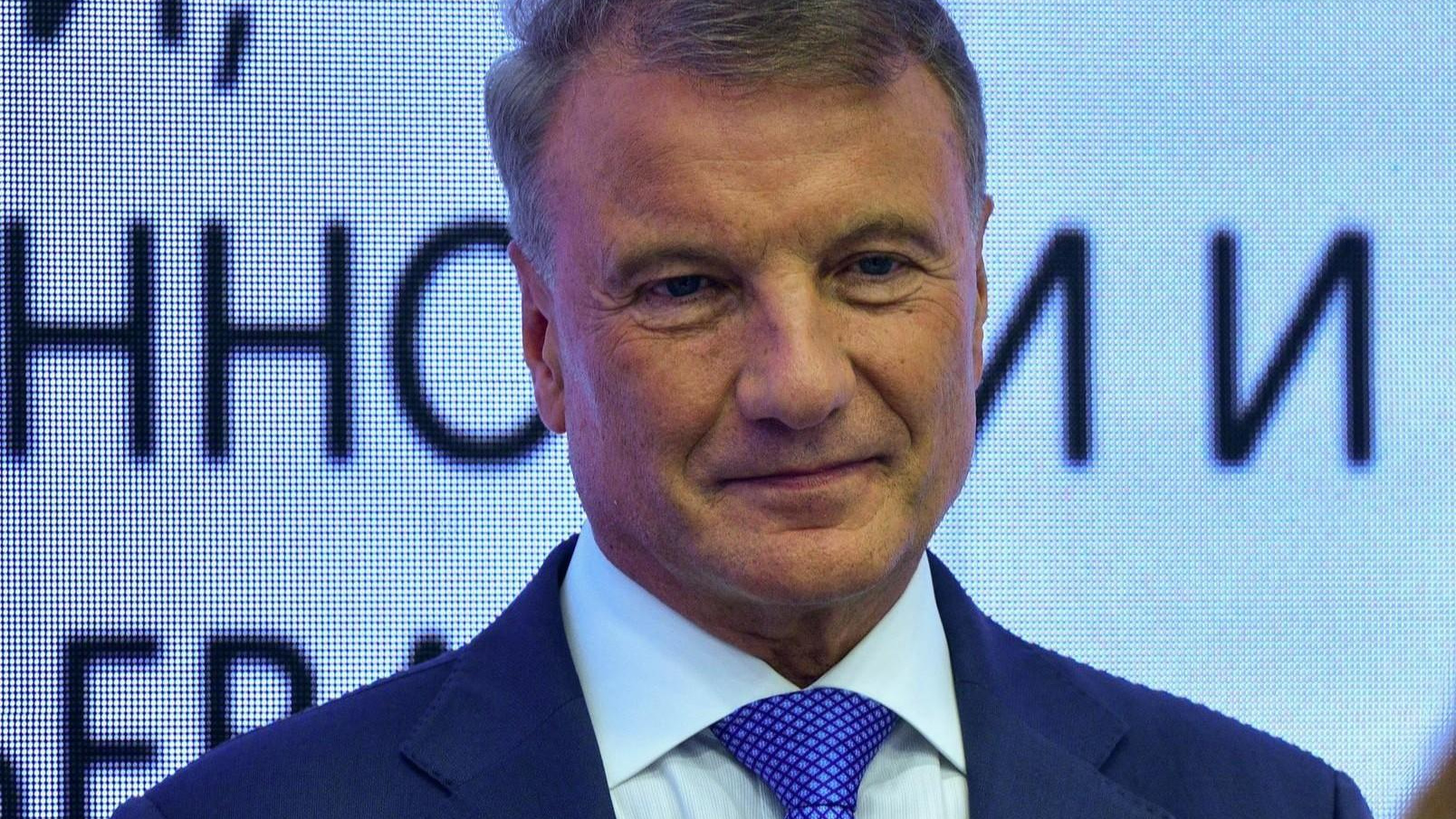 Глава «Сбера» назвал справедливым курс выше 100 рублей за доллар — что это значит и ждать ли повышения