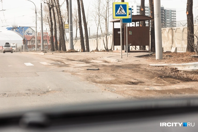 Остановка возле релейного завода выглядит так, словно к ней подъезжают не троллейбусы, а бронетранспортеры | Источник: Даниил Конин / «ИрСити»