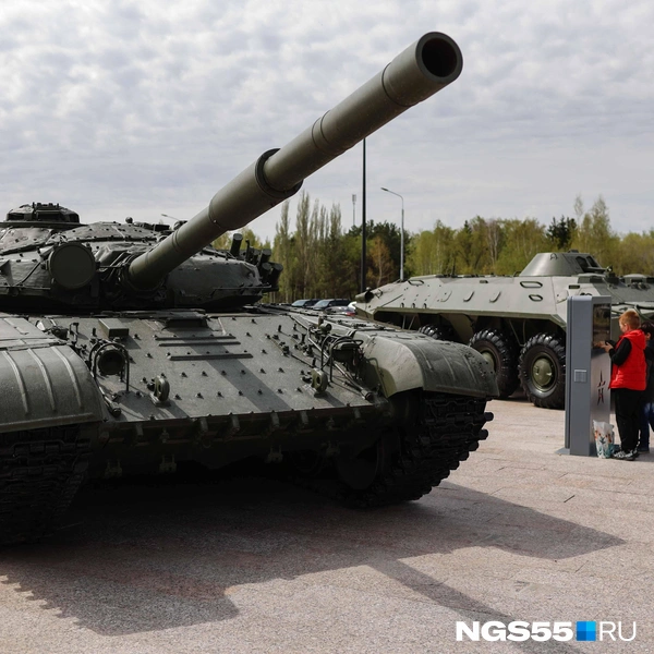 Все желающие могут посмотреть на боевую технику в новом парке «Патриот», который расположился на подходе к аллее Победы | Источник: Евгений Софийчук / NGS55.RU