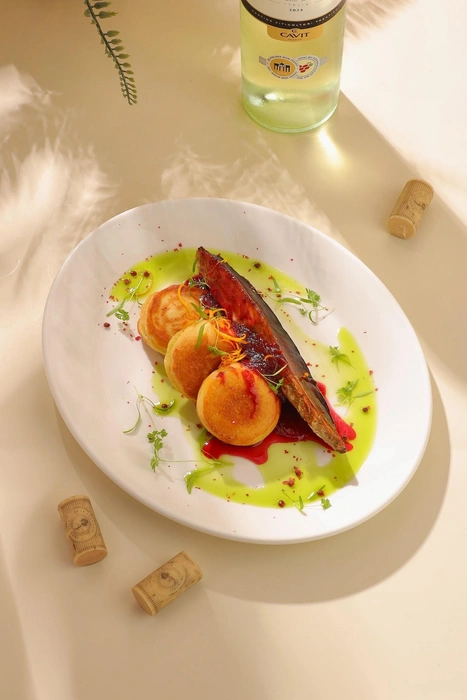 Копченая скумбрия с кукурузными оладьями, брусничным соусом с медом и цедрой апельсина | Источник:  Ресторан FOUR | Пермь / VK.ru