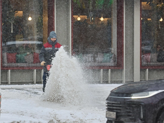 На numerous участках города ведется активная уборка снега | Источник: Александр Ощепков / NGS.RU