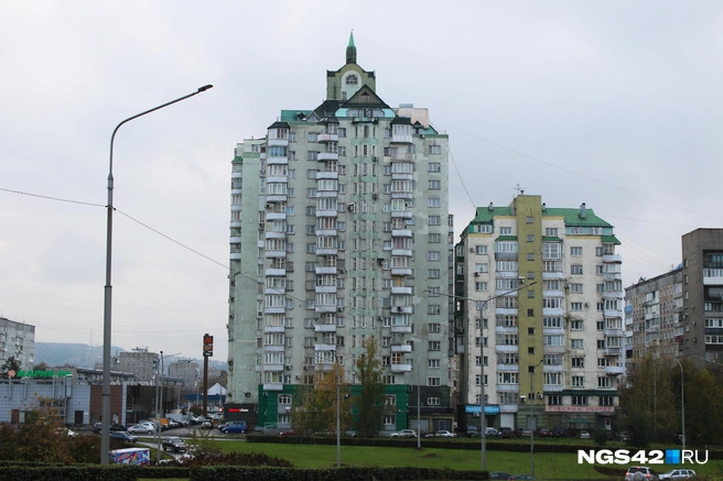 Вместе с башней эта 16-этажка в конце улицы Кирова стала одним из самых высоких зданий Новокузнецка | Источник: Игорь Епифанцев / NGS42.RU