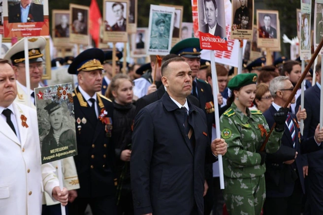 Вадим Шумков прошел с колонной до Вечного огня | Источник: пресс-служба губернатора Курганской области