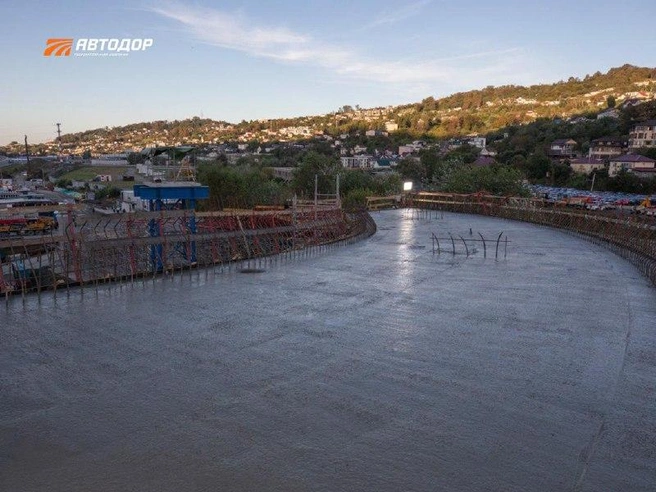 Внутри каждого пролета помещаются также стальные армированные пряди, которые натягиваются и соединяются между собой после застывания бетона | Источник: Пресс-служба ГК «Автодор»