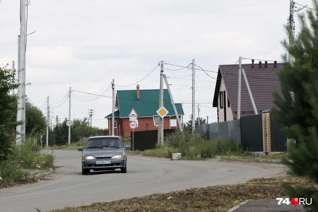 На дороге много «лежачих полицейских», но это не добавляет безопасности, считают владельцы домов вдоль улицы Набережная | Источник: Наталья Лапцевич