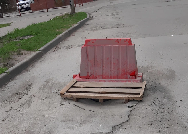 «По нему опасно ездить»: жителям Горского микрорайона мешает провал в асфальте — что говорят в мэрии Провал появился в марте, и со временем расширялся | Источник: читательница НГС Наталья