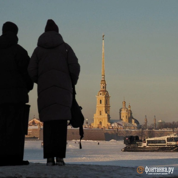 Оранжево-розовый закат окутал Петербург в середине недели. Смотрите, если пропустили | Источник: Михаил Огнев / «Фонтанка.ру»