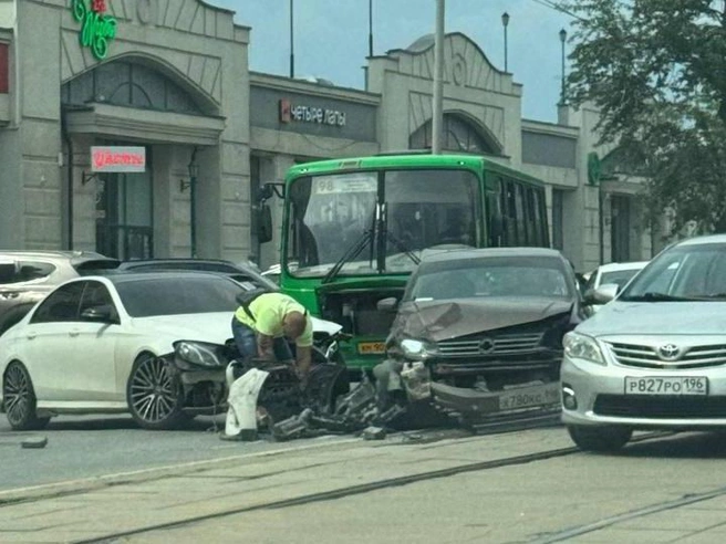 На снимке виден автобус, однако достоверно неизвестно, является ли он участником аварии. | Источник: читатель E1.RU