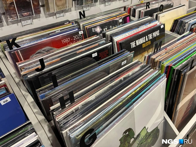 Если захотите проверить звук, можете попросить поставить пластинку | Источник: Арина Суворова / NGS.RU